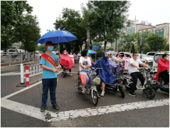 為進一步加強文明城市建設，提升市民文明素質，增強文明出行的意識，創(chuàng)建良好的城市交通環(huán)境。6月15日-19日，聊城市水利工程總公司志愿者在東昌路與花園路交通路口，開展文明交