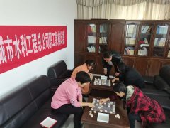 象棋文化是中華民族文化的結(jié)晶，至今仍放射出熠熠奇光，為現(xiàn)代人所喜愛，在全國(guó)各地廣為流傳，被人們譽(yù)之為國(guó)粹。為促進(jìn)公司的精神文明建設(shè)，豐富職工們的文化生活，我公司特